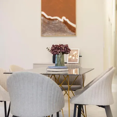 Cozy Boulevard In The Heart Of