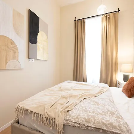 Cozy Boulevard In The Heart Of