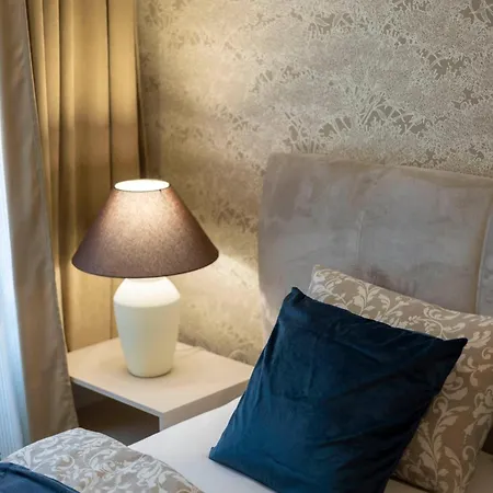 Cozy Boulevard In The Heart Of