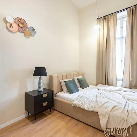 Cozy Boulevard In The Heart Of