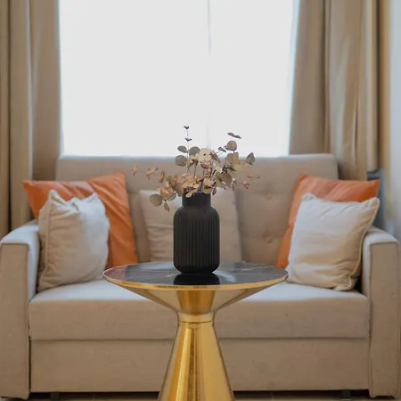 Cozy Boulevard In The Heart Of