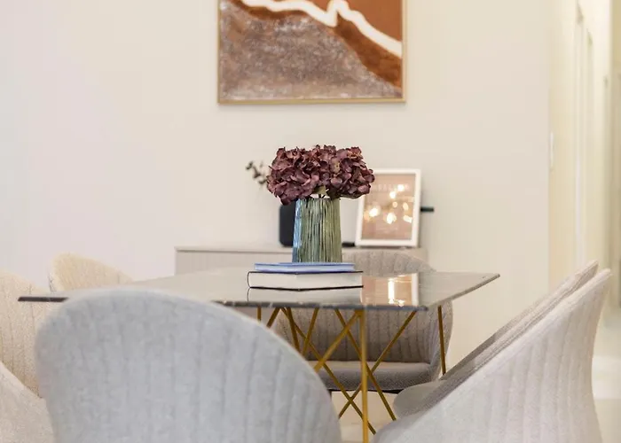 Cozy Boulevard In The Heart Of